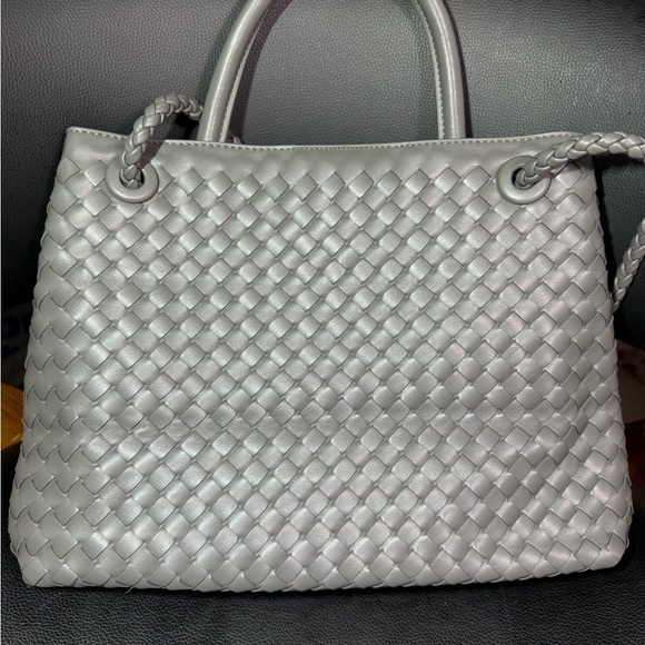 Elegant Gray Tote Bag - Picture 4 of 10